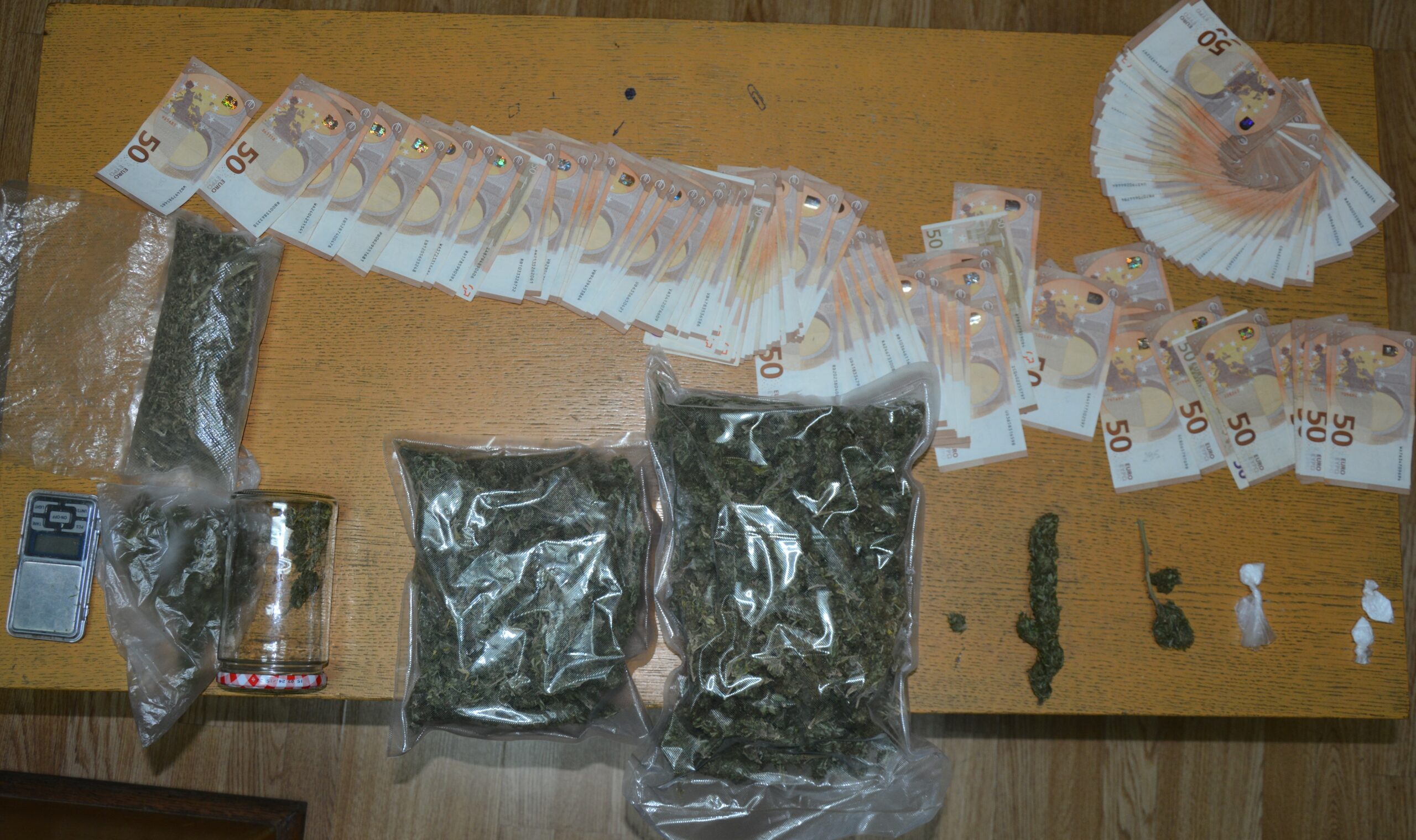 U Baru pronađena droga i novac, uhapšena osoba zbog ulične prodaje narkotika